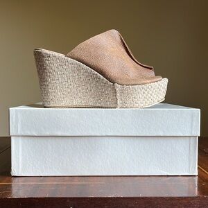 New in box - Debut - Wedge Platform Slide - 39 / US 9